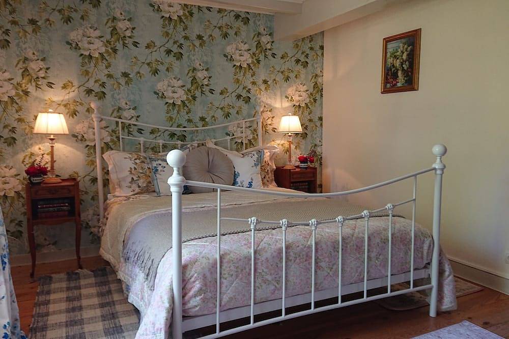 La Colline de Tilleul - Stunning cottage with pool near Aubeterre 4* Star Rated! in Saint-Romain, Charente