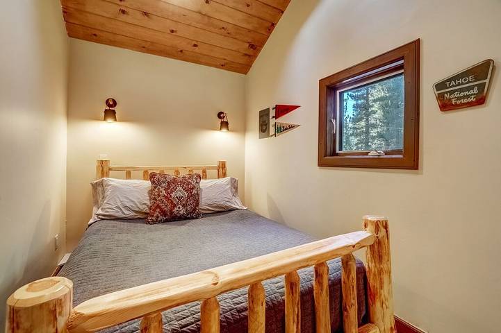 Vacation home for 14 people, with yard and hot tub in South Lake Tahoe