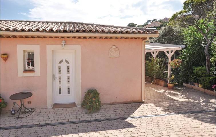 Ferienwohnung für 2 Personen, mit Terrasse und Garten sowie Pool in Roquebrune-sur-Argens