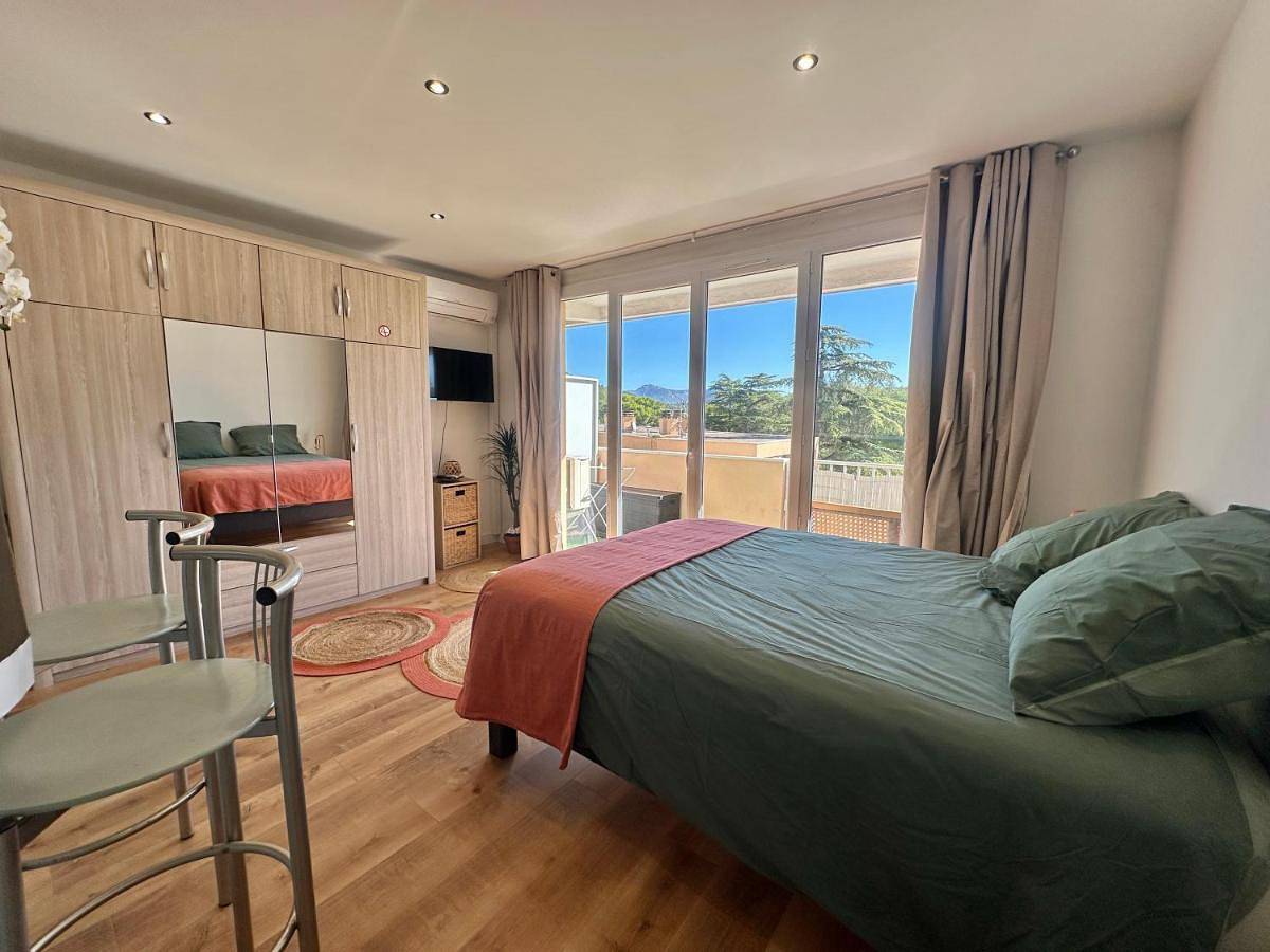 Appartement entier, One-Bedroom Apartment in Carnoux-en-Provence, Côte méditerranéenne (France)