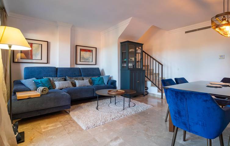 Ruhige Wohnung mit Pool, Terrasse & AC in der Nähe von Playa Costa Natura in Albayt Costa Galera Country Club, Estepona