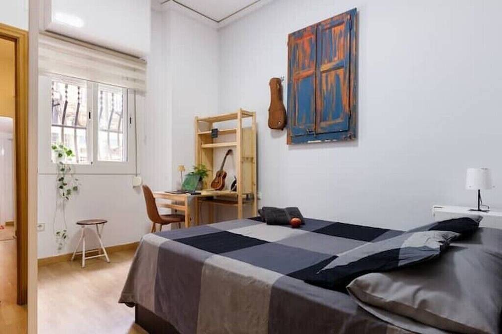 Entire apartment, Nice 1-Bedroom Apartment for 2ppl Steps from Camp Nou! in Barcelona Centre, Barcelona