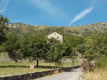 Gîte pour 11 personnes, avec vue et jardin à Sablières