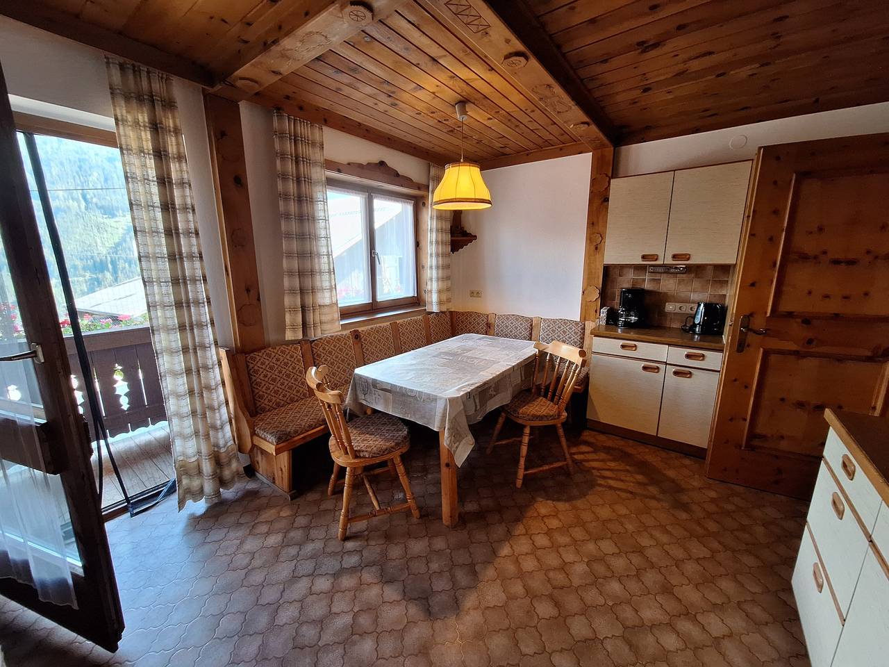 Entire apartment, Ferienwohnung Mühlbauer with Mountain View, Balcony, and Wi-Fi in Pinzgau