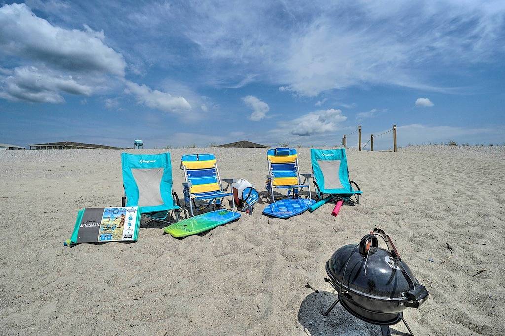 Ganze Wohnung, Oak Island Beachfront Condo w/ Community Pool in Oak Island (NC), Brunswick County