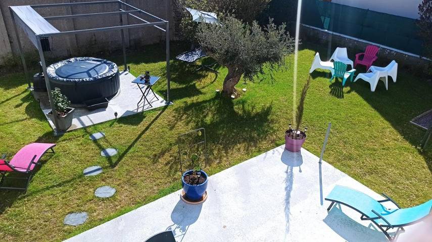 Chambre d’hôte pour 2 personnes, avec terrasse ainsi que jardin et jacuzzi