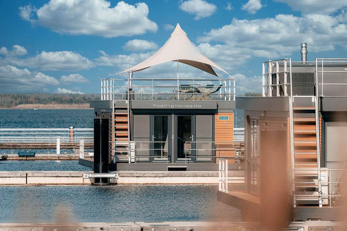 Floatinghouse Paradise: schwimmendes Ferienhaus mit Seeblick in Bärwalder See, Boxberg (Oberlausitz)