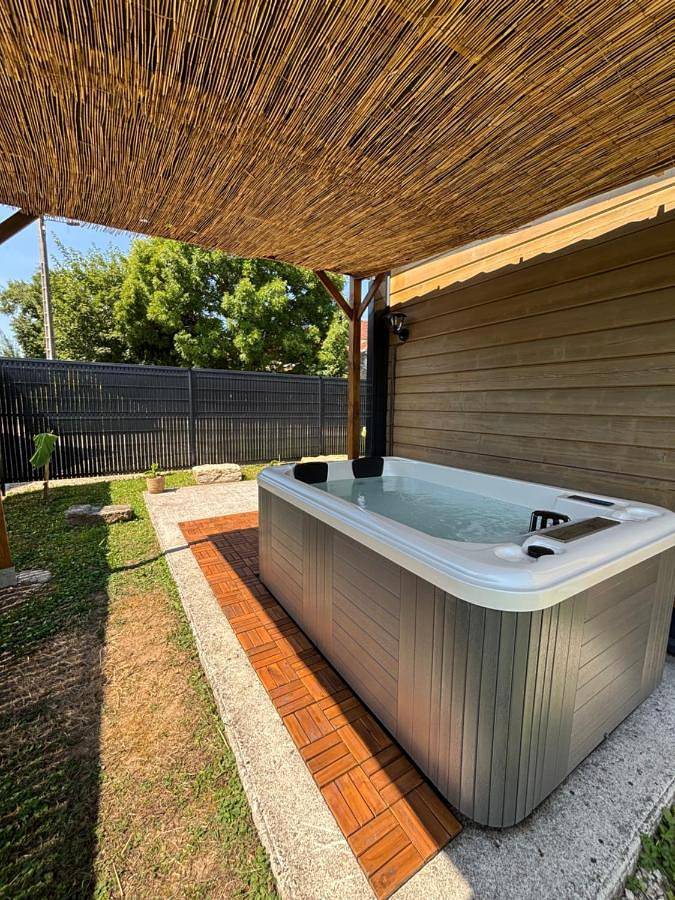 Gîte pour 4 personnes, avec terrasse et jacuzzi dans Chassey-lès-Montbozon