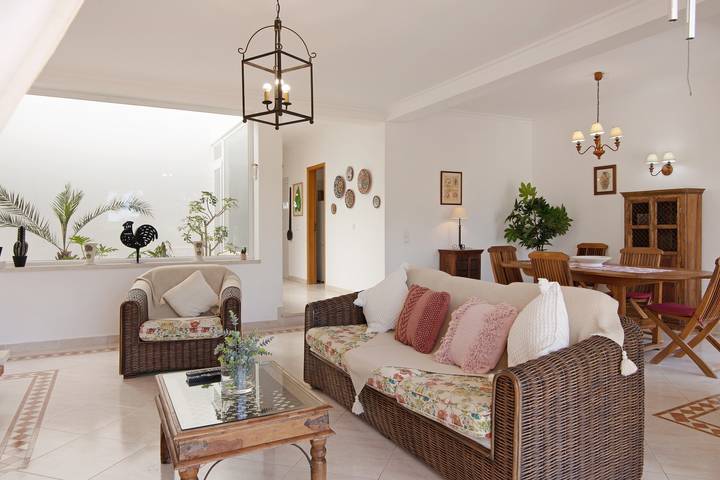Holiday Home 'Casa Marisol Albufeira' close to the Beach with Shared Pool & Wi-Fi in Albufeira e Olhos de Água, Faro distrikt