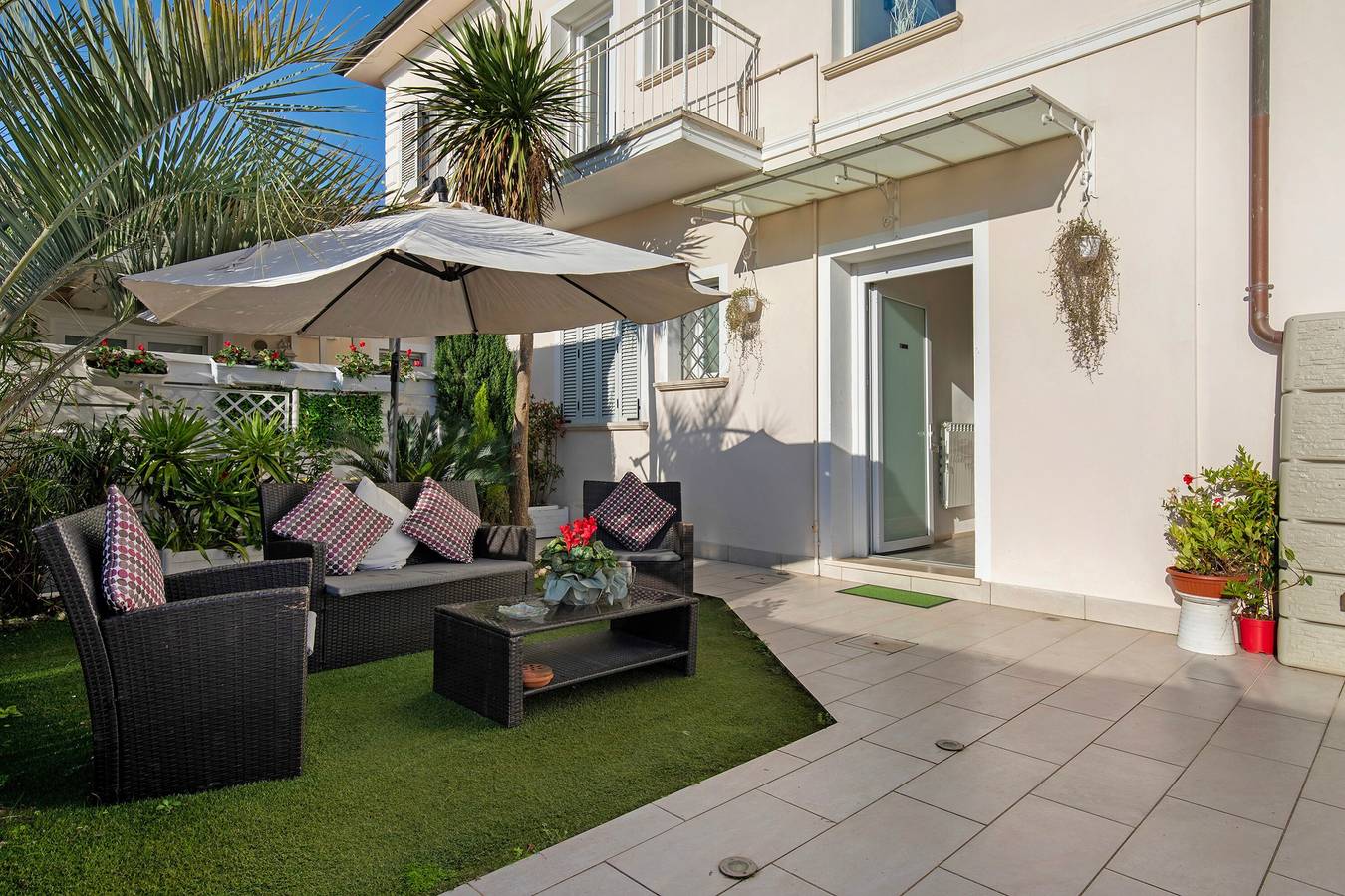 Apartamento entero, Casa de vacaciones 'Villetta La Brise -Versilia' con jardín privado, Wi-Fi y aire acondicionado in Marina di Pietrasanta, Pietrasanta