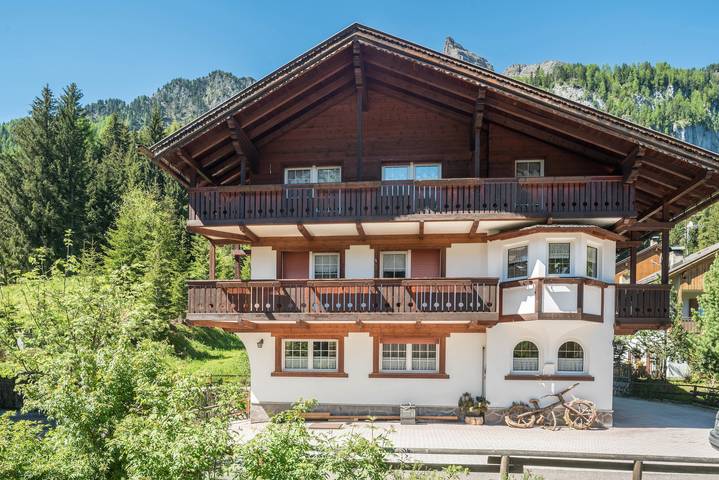 Apartamento entero, Apartamento vacacional Casa Lorenz 3 con vistas a la montaña, Wi-Fi, balcón y jardín in Alba (Canazei), Canazei