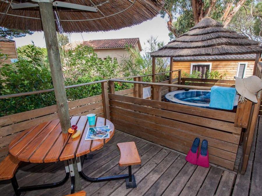 Camping Clair de Lune - Mobilheim 4 personen - Mobilheim Provence Sérénité 25 m² - Privater Jacuzzi - 3 Zimmer - 2 Schlafzimmer - Klimaanlage in La Madrague, Hyeres