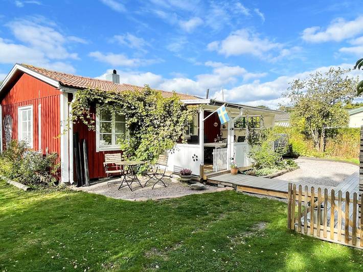 Mysig stuga nära stranden i Ahus in Färjestaden, Öland