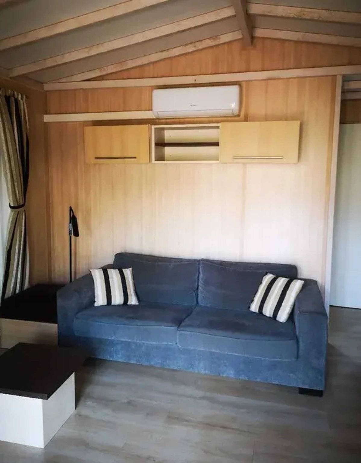 Chalet accueillant avec vue sur le lac in Estang, Gers
