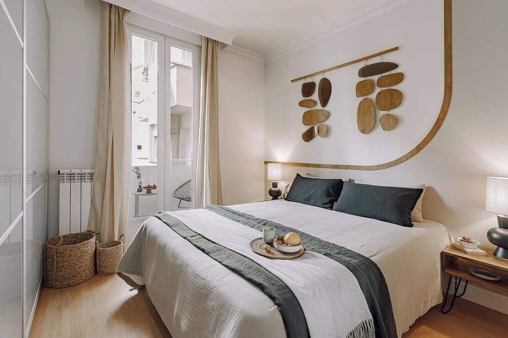 Entire apartment, Avela - 2 bedrooms and terrace in Almagro in Chamberí (Madrid), Madrid