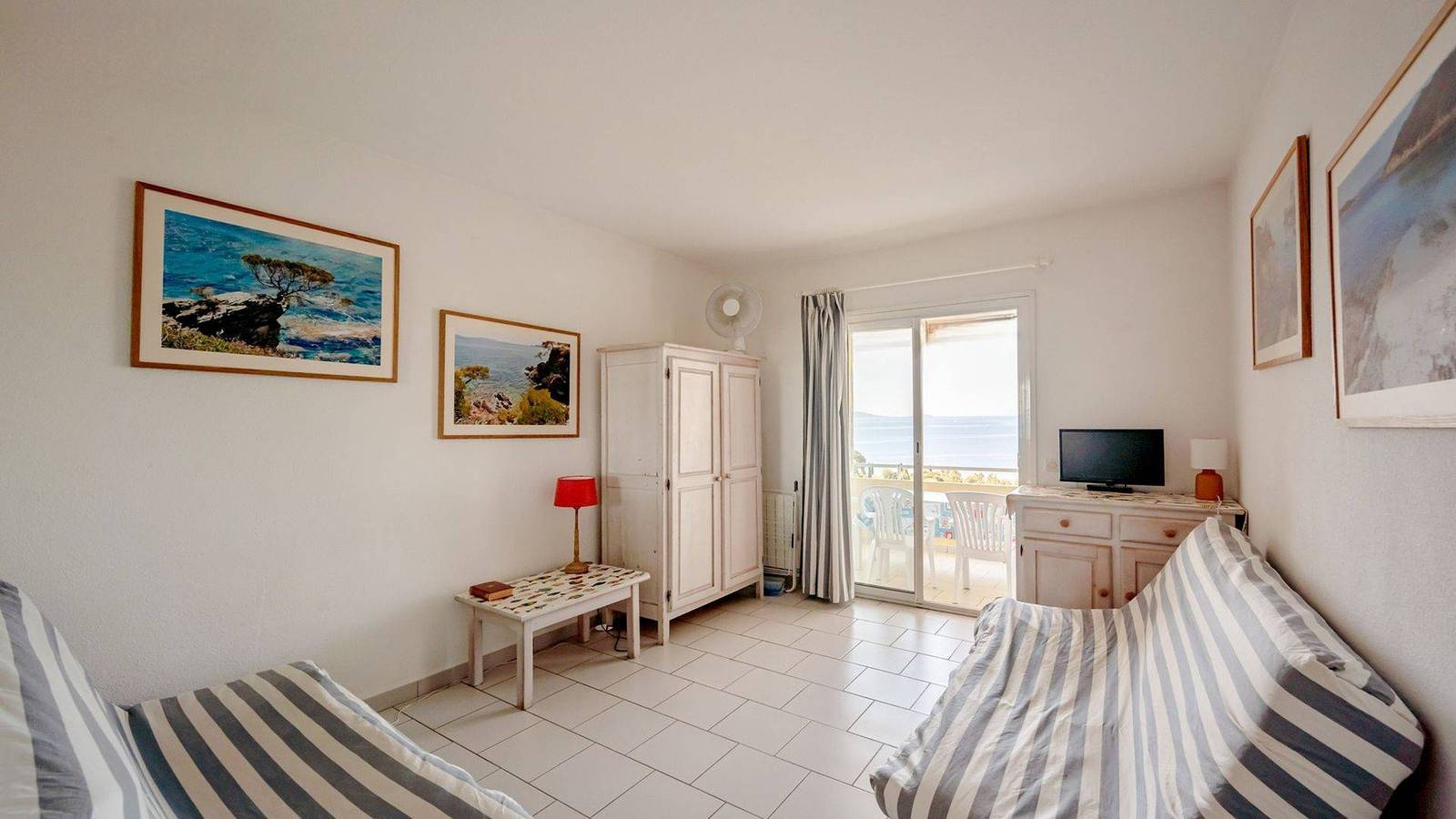 Entire apartment, "Laurier" - Vue sublime sur la baie d'Aiguebelle in Plage d'Aiguebelle, Le Lavandou