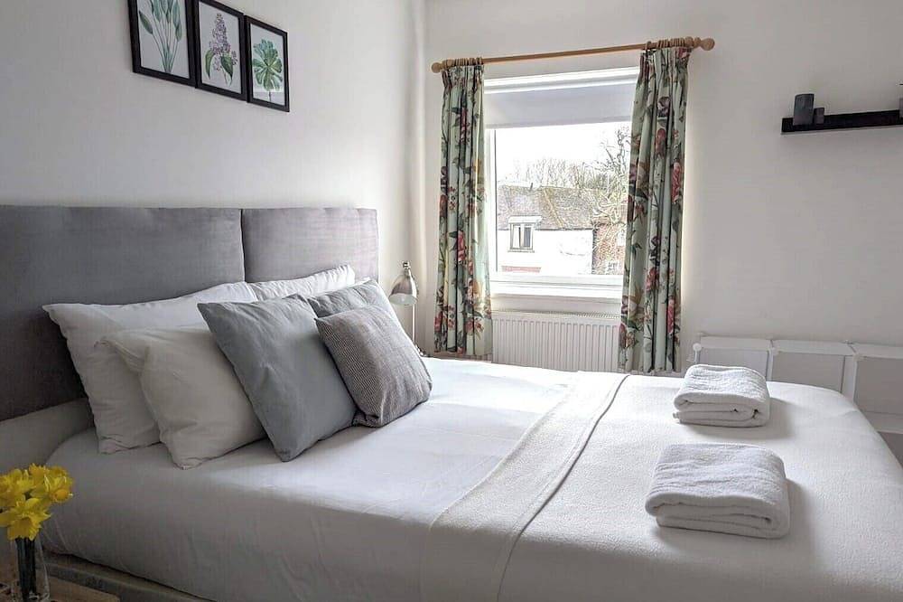 Entire apartment, Peaceful City Centre Top Floor Apartment - Located in the Heart of Chichester, Sleeping 2/3 People. in Chichester, West Sussex