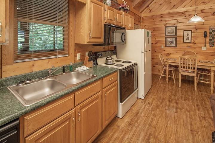 Glamping for 4 people, with terrace and hot tub as well as pool in Pigeon Forge
