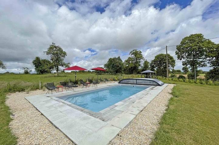 Gîte pour 7 personnes, avec Jacuzzi et Terrasse ainsi que Jardin et Piscine à Mantilly