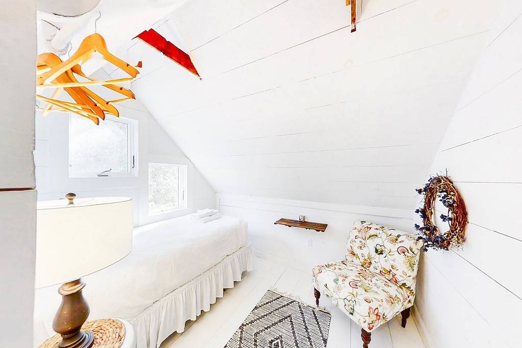 Iconic downtown retreat with firepit & fireplace- walk to Harbor Footbridge in Boothbay Harbor, Lincoln County (Maine)