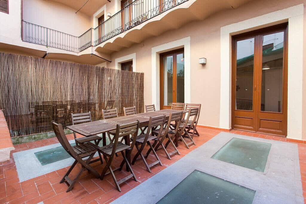Entire apartment, Huge 4bedroom with terrace in Las Ramblas in Barcelona Centre, Barcelona