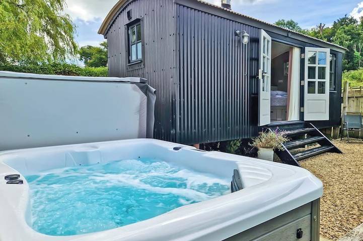 Vacation rental for 2 people, with yard and hot tub in Wiltshire