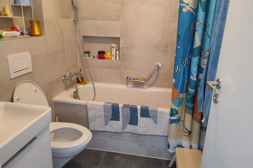 Chambre dans notre maison familiale, à proximité de la gare et des services in Pays des Trois-Lacs