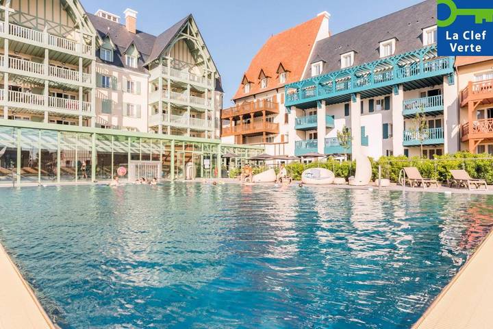 Location de vacances pour 8 personnes, avec Terrasse et Jardin ainsi que Bassin pour enfant et Piscine dans Office De Tourisme De Deauville