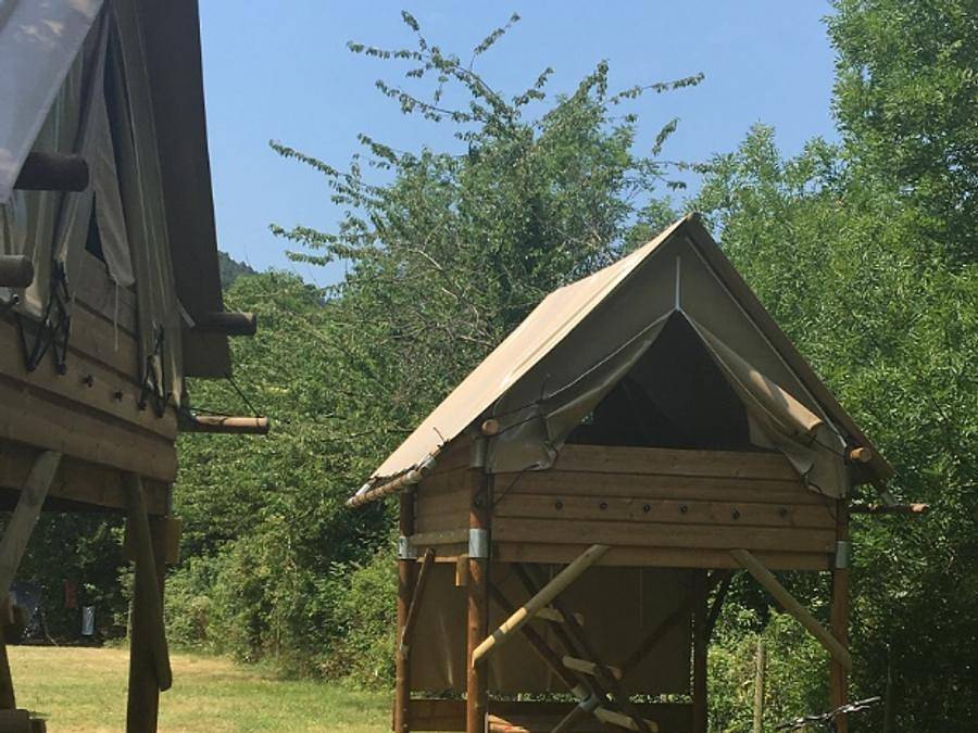 Flower Camping Le Mas de Champel  - Tente en toile et en bois 2 personnes - Bivouac Standard sur pilotis -1 chambre in Les Ollières-sur-Eyrieux, Parc naturel régional des Monts d'Ardèche