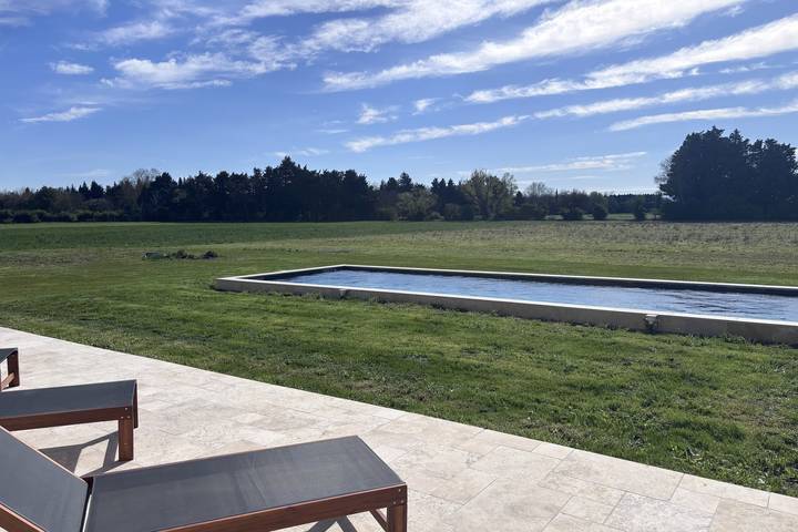 Location de vacances pour 8 personnes, avec jardin ainsi que terrasse et piscine à Althen-des-Paluds - 4