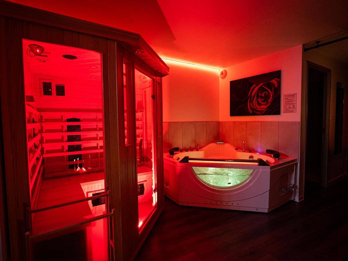 Appartement entier, Nuit Défendue - Jacuzzi, sauna & expérience intime avec pièce secrète in Tournus, Région de Mâcon