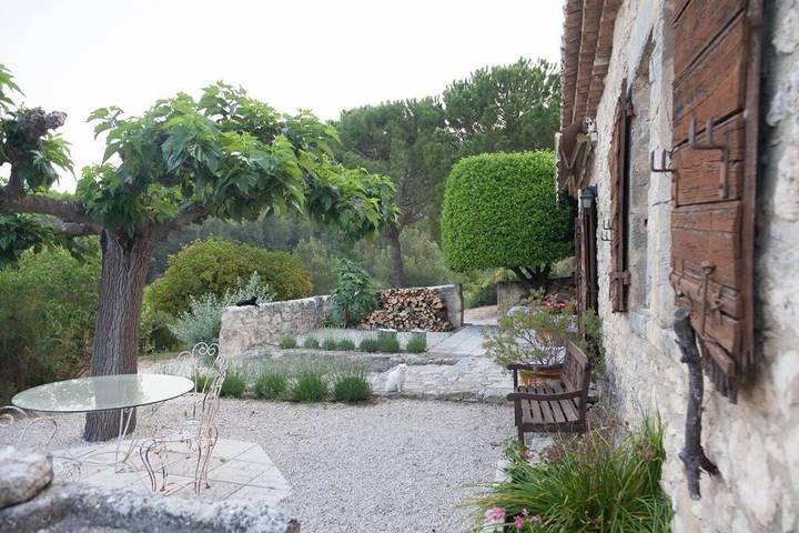 Location de vacances pour 8 personnes, avec terrasse et vue ainsi que piscine et jardin à Les Baux-de-Provence - 4