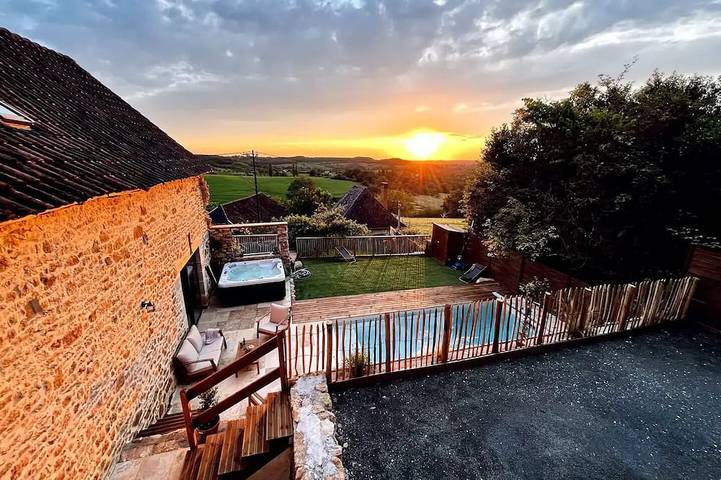 Location de vacances pour 8 personnes, avec Jacuzzi ainsi que Terrasse et Jardin dans Les Coteaux Périgourdins