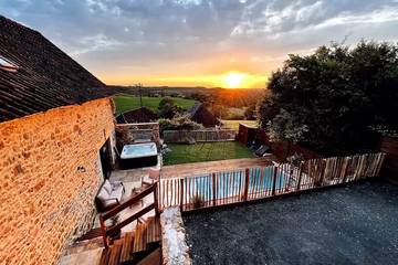 Gîte pour 8 personnes, avec jardin ainsi que jacuzzi et terrasse à Chavagnac