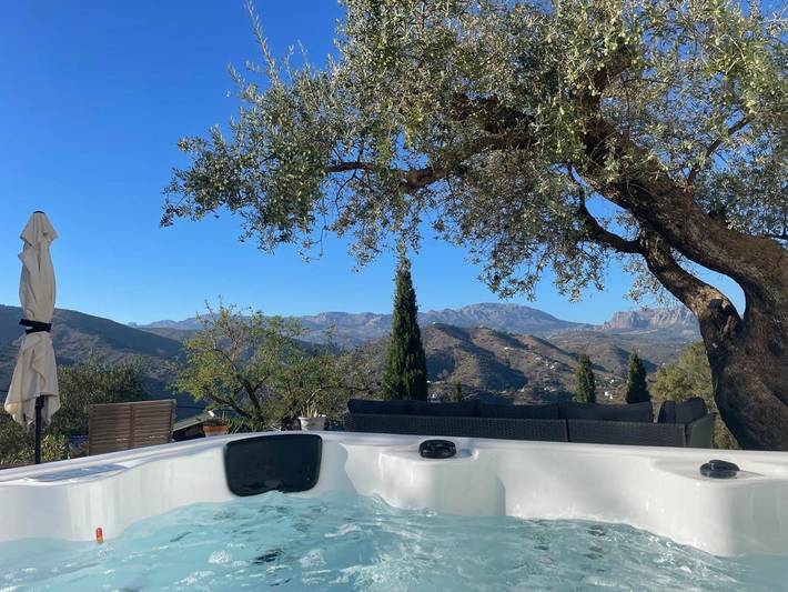 Casa rural para 6 personas, con Balcón y Jacuzzi además de Terraza y Jardín en Comares