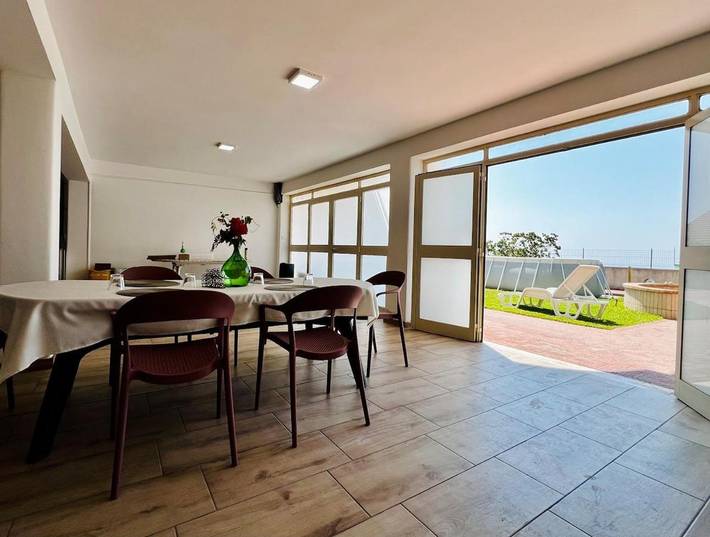 Villa per 4 persone, con panorama e piscina nonché giardino, con animali domestici a Gravina di Catania
