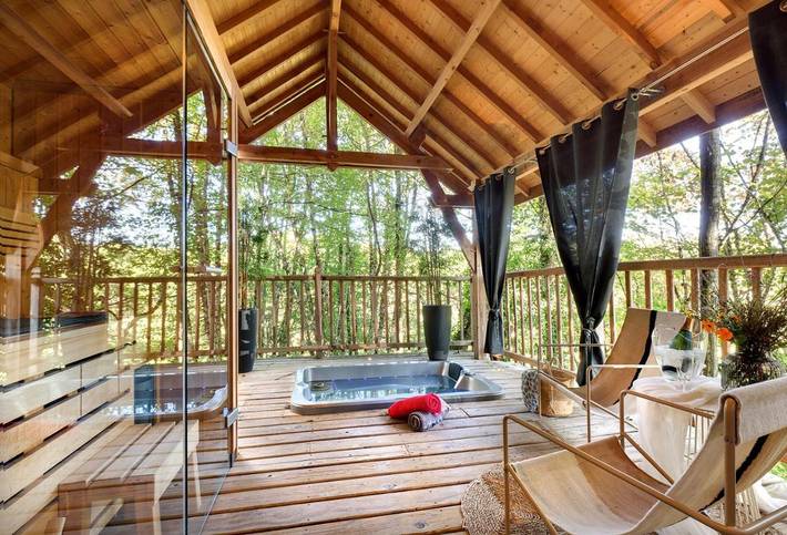 Gîte pour 4 personnes, avec terrasse ainsi que jacuzzi et sauna à Saint-Mexant