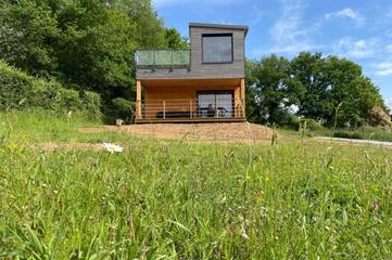Gîte pour 3 personnes, avec jardin ainsi que vue sur le lac et balcon dans Lac de Chambon