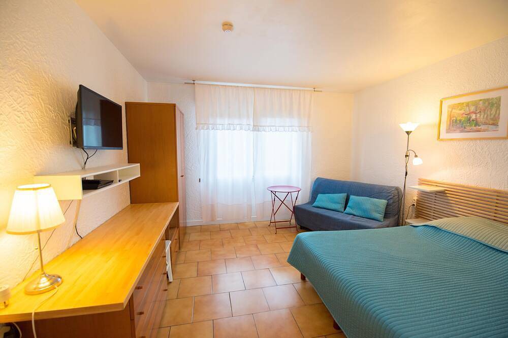 Entire apartment, Self-contained apartment in 3* villa in Antibes, Mediterranean Coast (France)