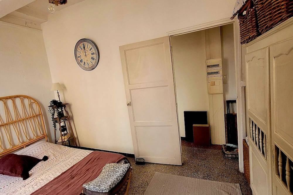 Entire apartment, T2 apartment with south-facing terrace in Cotignac, Brignoles region