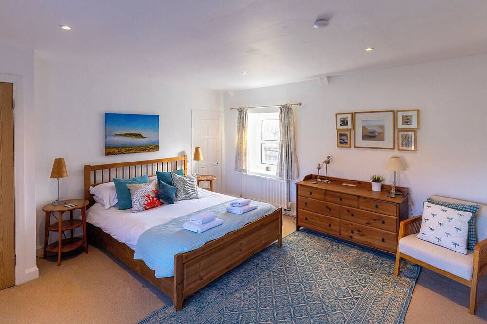 Beautiful Holy Island of Lindisfarne: Dog Friendly Peaceful Retreat. in Holy Island