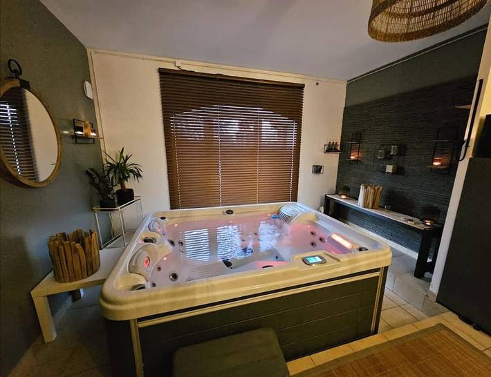 Location de vacances pour 2 personnes, avec jacuzzi ainsi que piscine et jardin à Varetz - 4