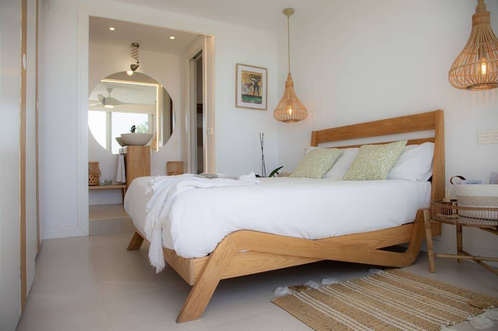 Ganze Wohnung, Tauchen Sie ein in das ultimative Sommererlebnis in diesem exklusiven Designer-Rückzugsort, der für all jene entworfen wurde, die mit maximalem Stil direkt am Meer abschalten möchten. Dieses Apartment, das für die Monate Juni bis September verfügbar in Playa Puebla de Farnals, la Pobla de Farnals