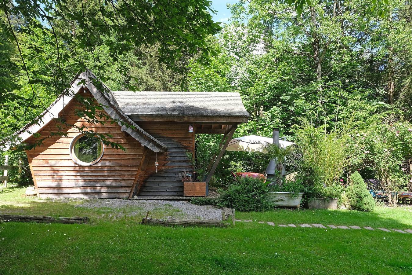 Chalet für Verliebte mit privater Terrasse & Garten, Wlan, Angeln, Wandern in Épinal, Épinal und Umgebung