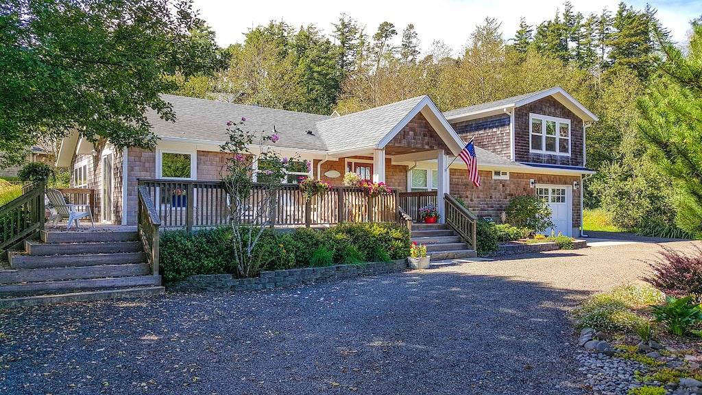 Schöner Garten zu Hause durch die Bucht! in Netarts, Tillamook County