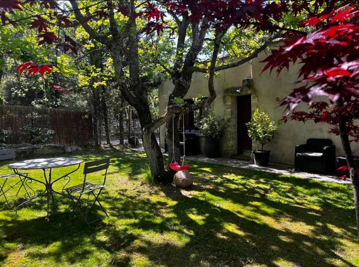 Ferienwohnung für 2 Personen, mit Terrasse und Garten in Lacoste