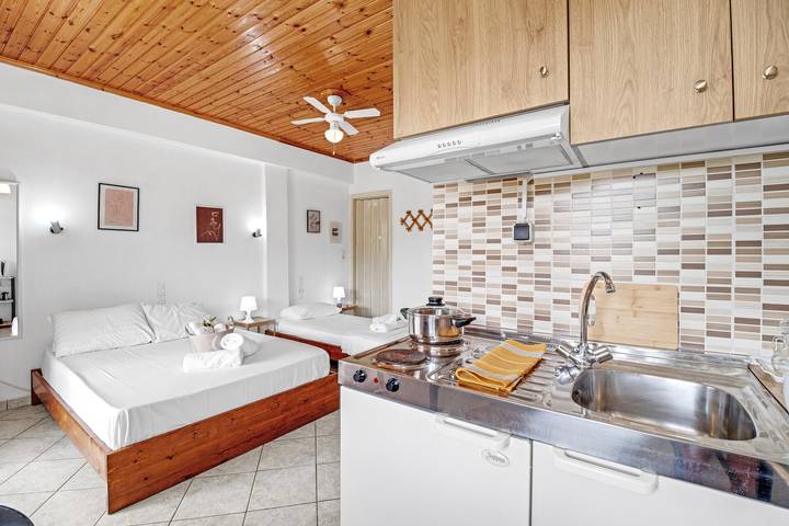 Entire studio, Studio Apartment 'With Sea View' with Sea View, Wi-Fi and Air Conditioning in Drymonas, Greece