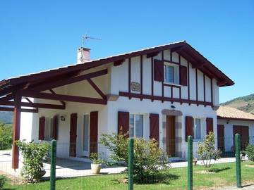 Gîte pour 8 personnes, avec vue ainsi que jardin et terrasse à Saint-Étienne-de-Baïgorry