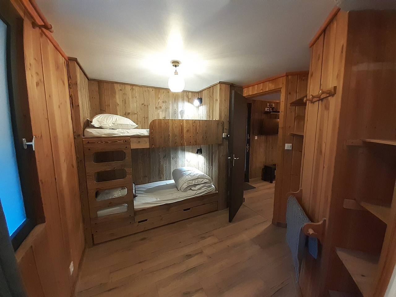 Ganze Wohnung, Gemütliche neue Wohnung mit Waldblick und Terrasse, 5 Pers, Parkplatz in La Tania, La Perrière