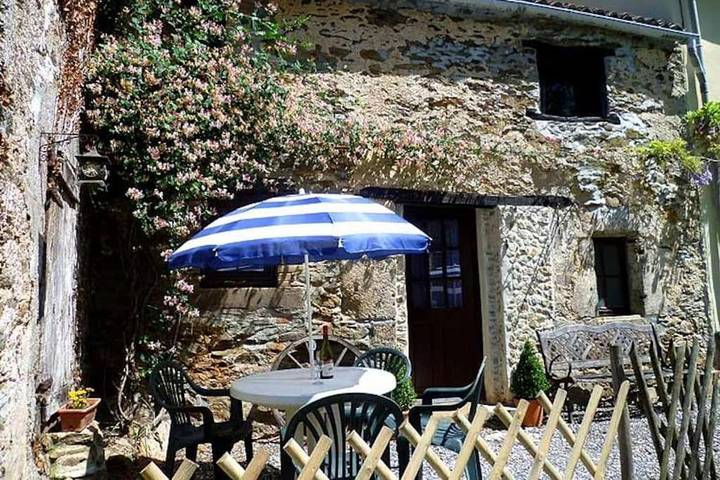 Location de vacances pour 4 personnes, avec Terrasse et Jardin ainsi que Piscine et Vue à Vernoux-en-Gâtine
